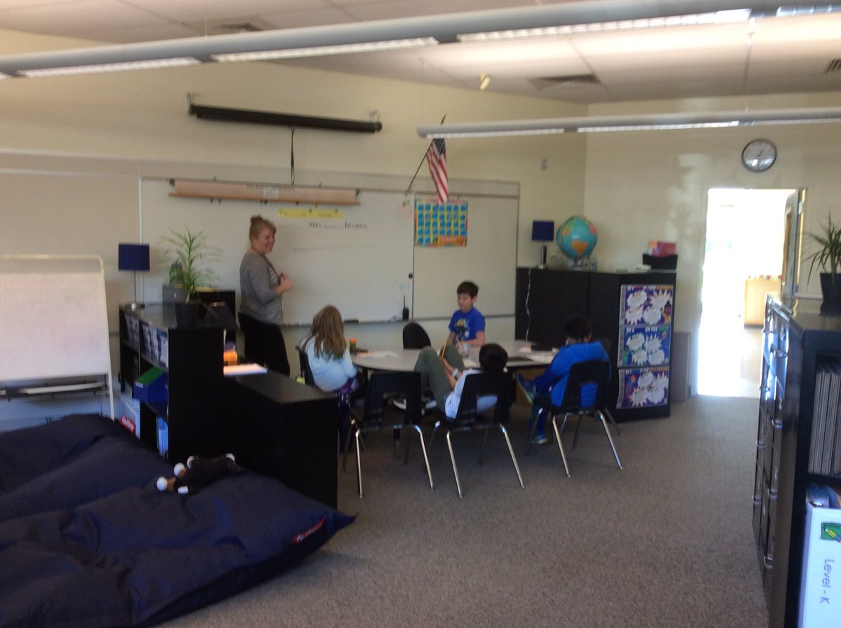 ImlayERC's tweet photo. Reading small group enhanced by sentence frames. #teachimlay #imlayPD https://t.co/7AxZ5I8SaD