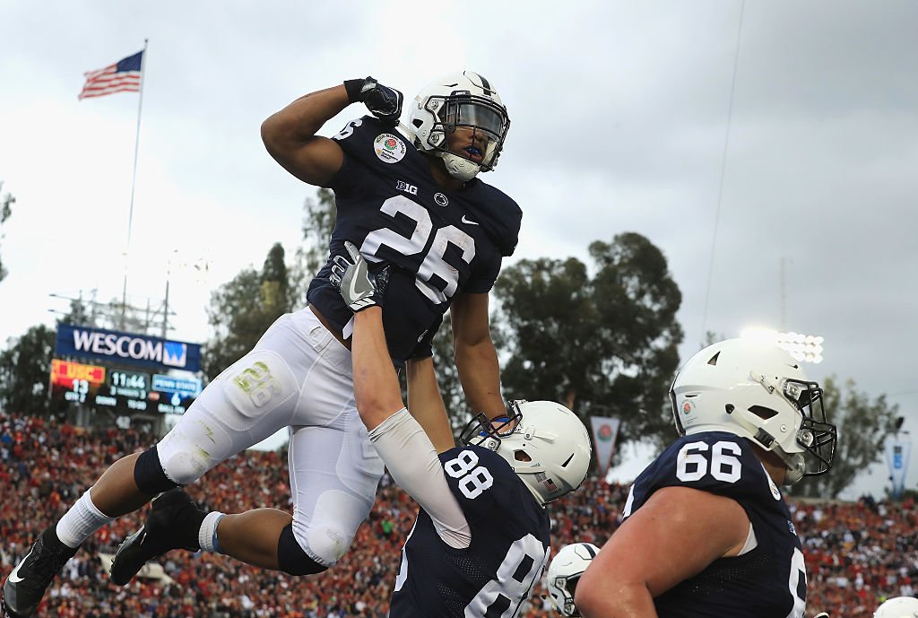 BleacherReport's tweet image. Who will go first overall? @nfldraftscout’s midseason NFL mock draft ble.ac/2gWRcgM