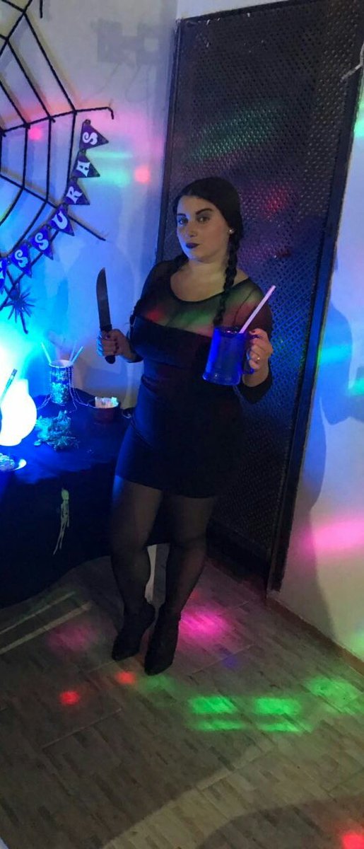 dias_taylla's tweet photo. A Wandinha que você respeita . #cadeasamigasdomozão #familiaadams #quesabado #luzesfilhadaputa #Halloween 🔪🍺 https://t.co/mqtxai4Bsj