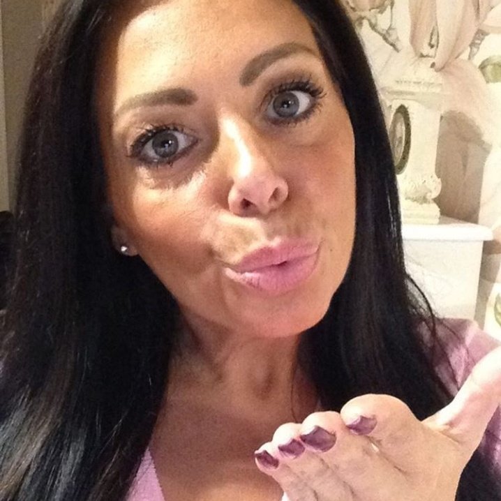 mitt namn är anna toledano book😂😉 jag är ett spöke🍃💕 skicka vidare till 10 pers annars äter jag upp dig INATT😌 klockan tickar🕛 lilla smuts🙏🙏