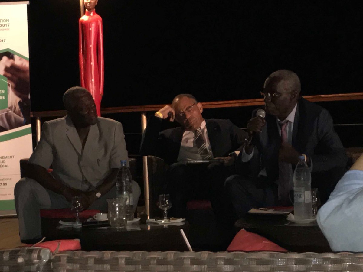 HoPape's tweet photo. « Le banquier te tend le parapluie pour te le reprendre au moment où tu en as besoin.
#ffcjd2017 @cjdsenegal @CJDinternationa https://t.co/nMklUZe7zp