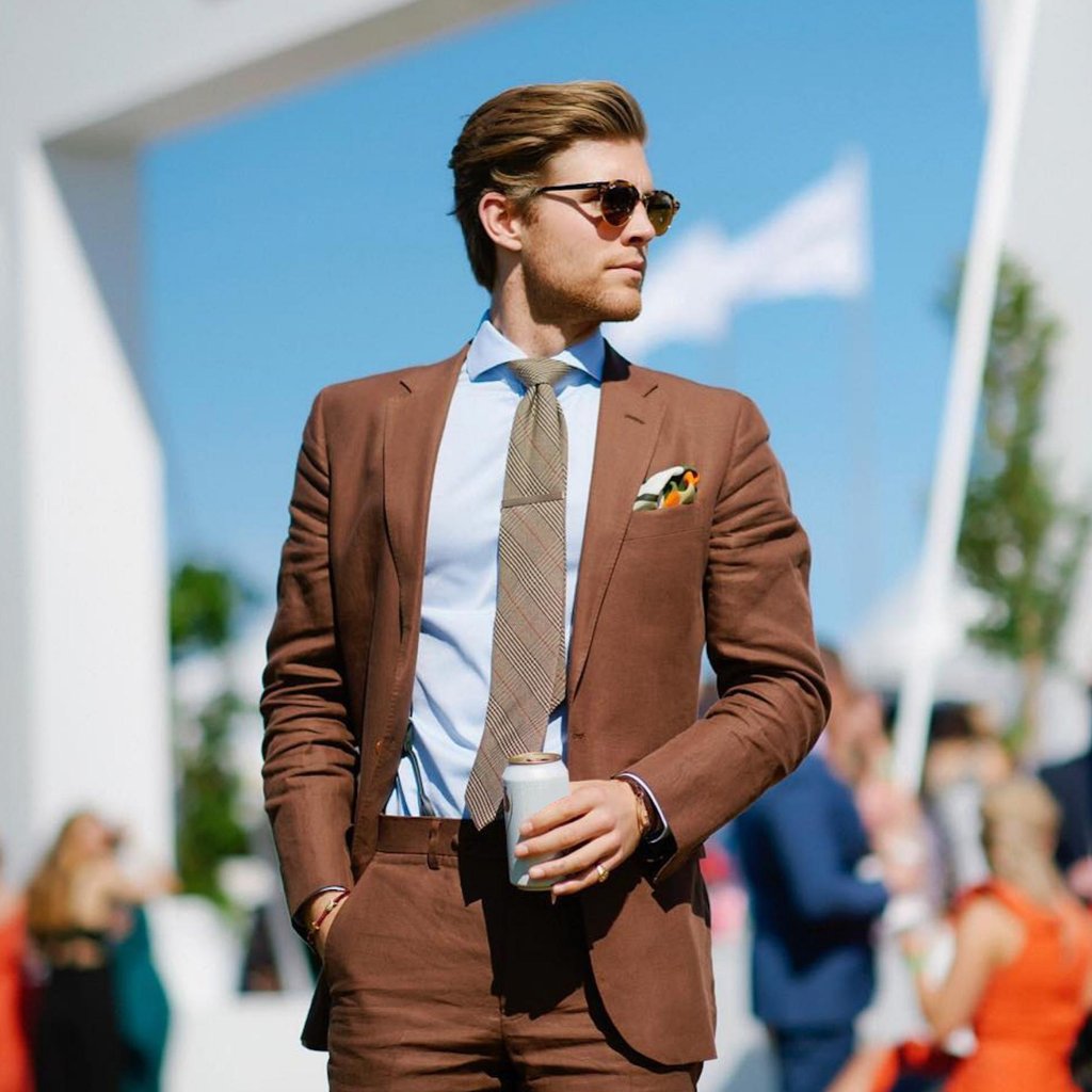 Chocolate suits you. @Samwines_ shines in a #MadeToMeasure Brooks Brothers suit at an event in Australia. https://t.co/PjOBhyYNgD
