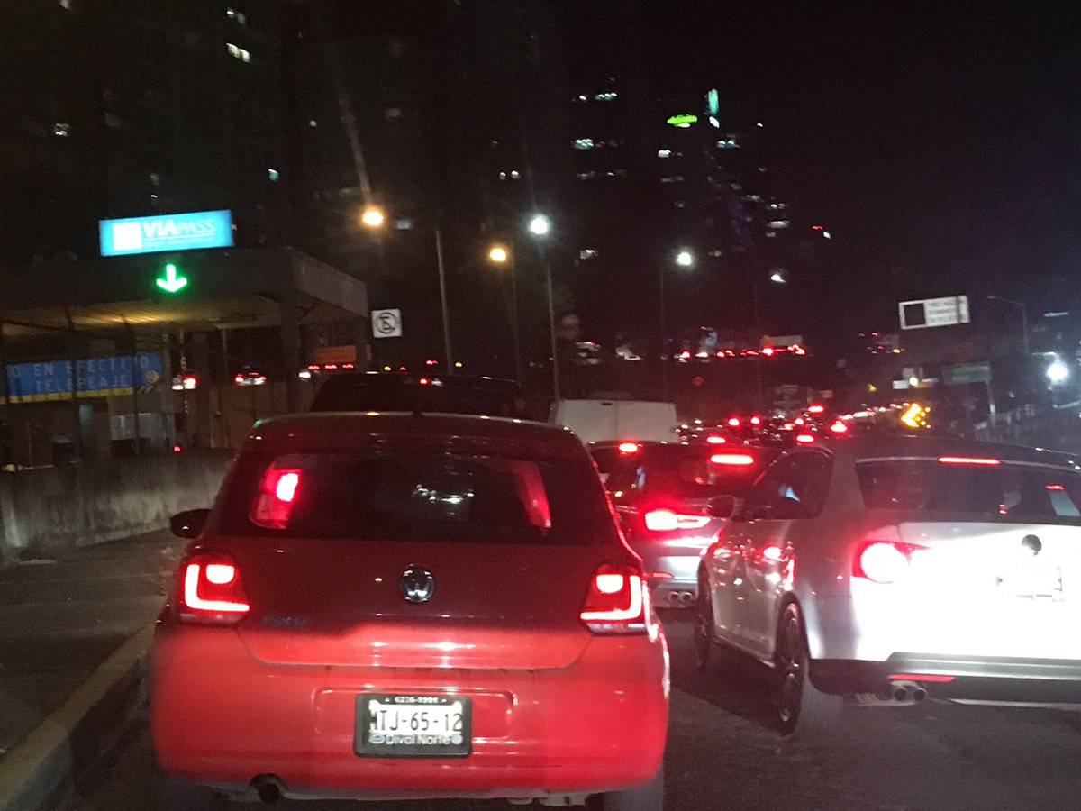 lafv_75's tweet photo. @ColonosSantaFe el jueves a las 11:30pm el tránsito imposible por obra del tren, en dónde me puedo informar horarios de cierre de autopista? https://t.co/ayD8gsNzR6