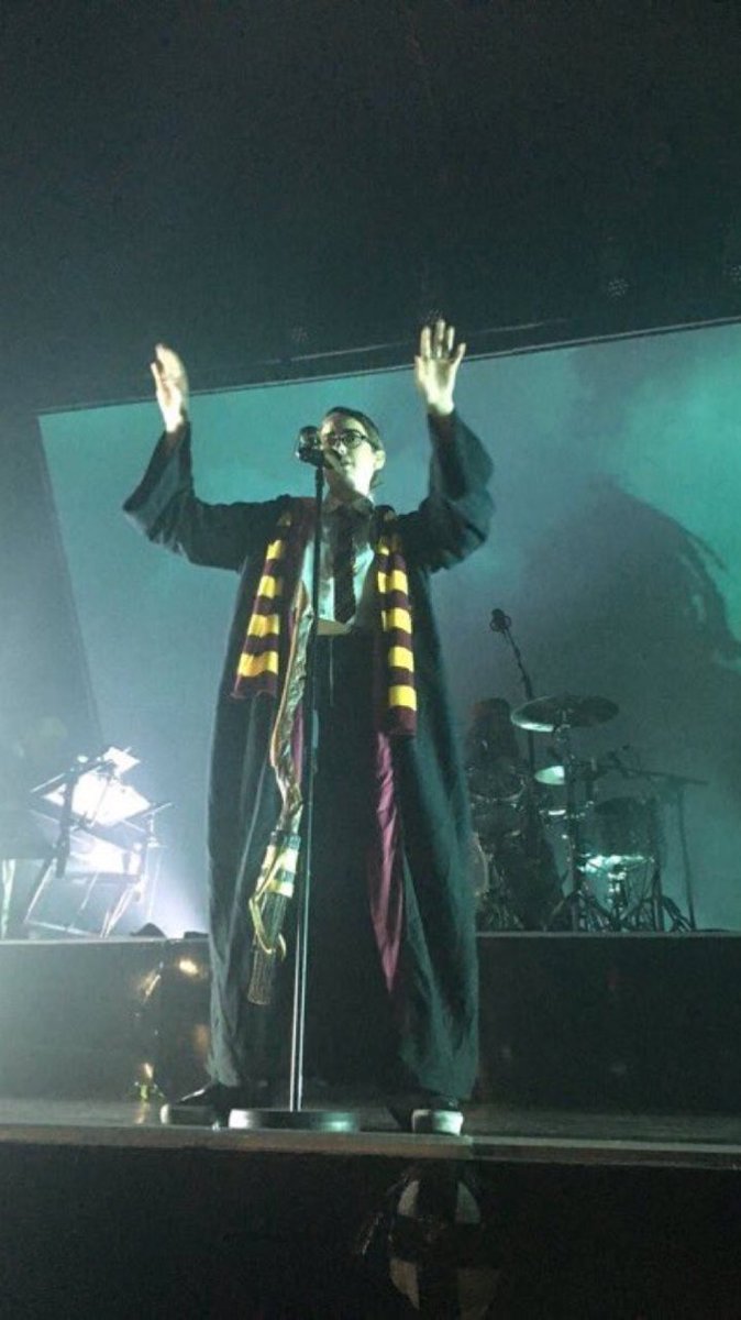 catscn's tweet photo. A DUA LIPA MUDOU O NOME DAS MÚSICAS NA SETLIST ALÉM DE SE TER VESTIDO DE HARRY POTTER!!! WHEN WILL YOUR FAVE EVER? https://t.co/CJYvM6lsnk