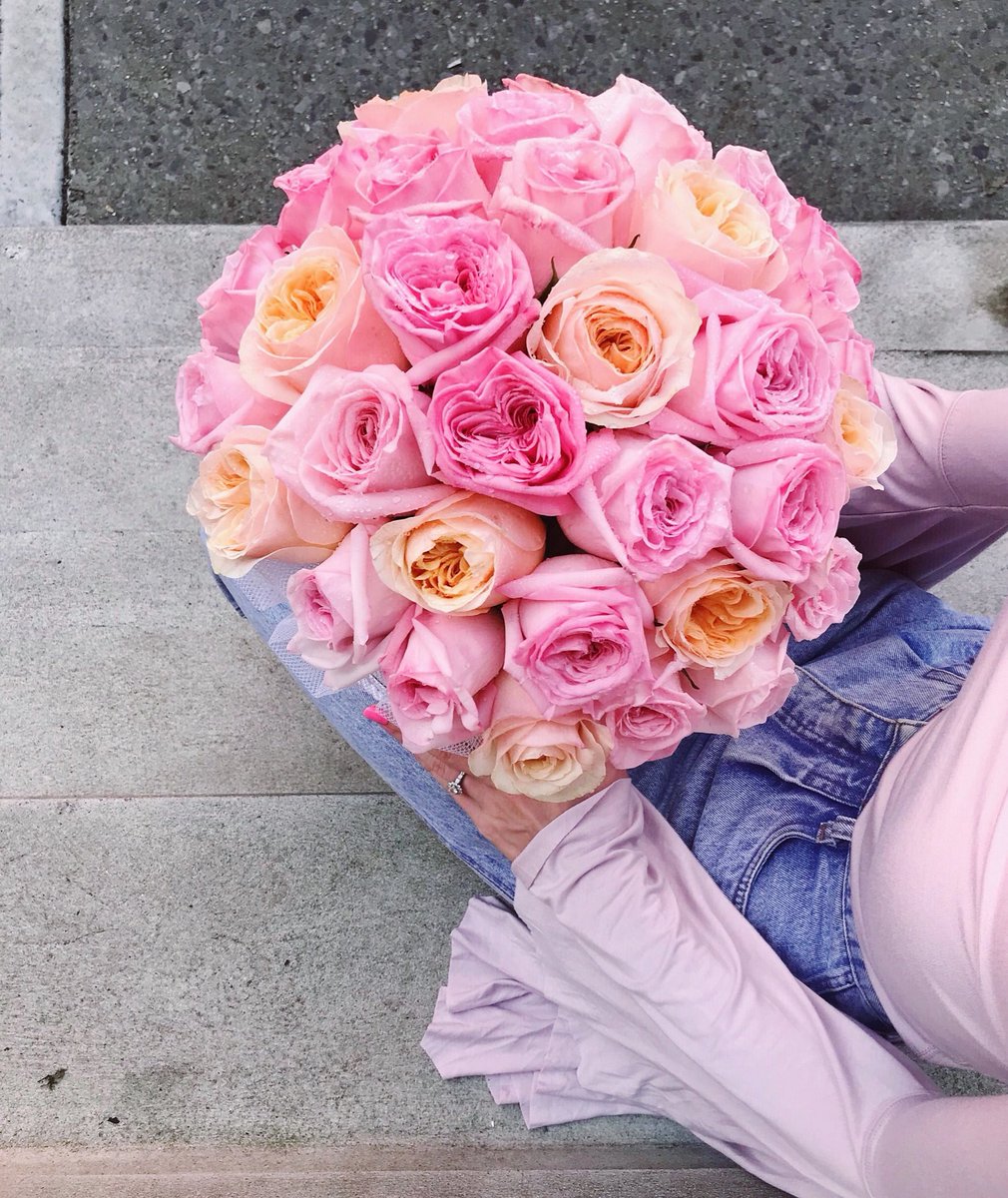 FloraTheory's tweet photo. What every girl dreams of 🌸 Bouquet with Garden Rose #FloraTheory #GardenRoses #FlowerBox https://t.co/FuND8Z0LNf