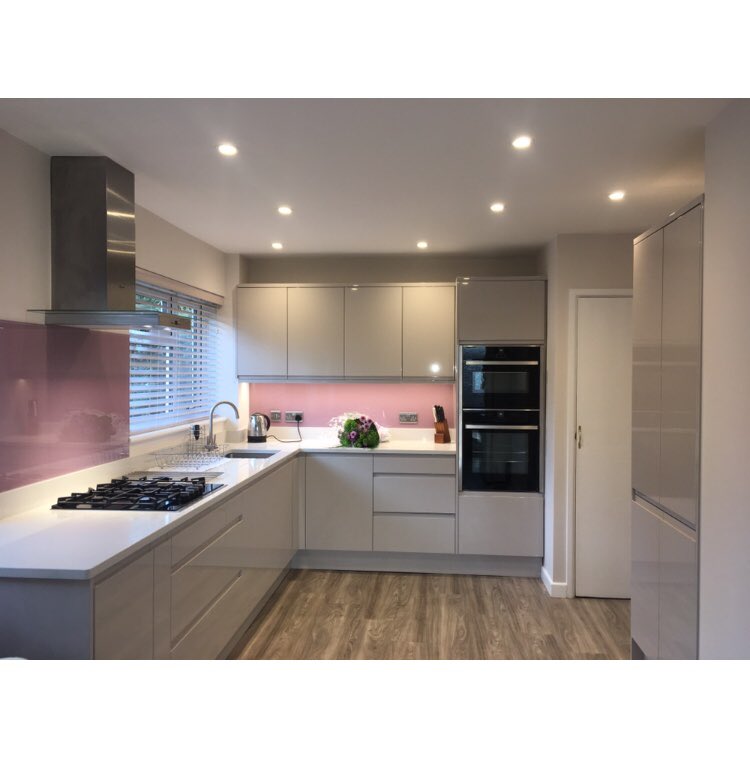 Alicemurphyyyy's tweet photo. Recently fitted for a client in Andover - a contemporary handleless design in Strada Cashmere with Quartzforms worktops and Neff appliances. https://t.co/PKMMiiHxd9