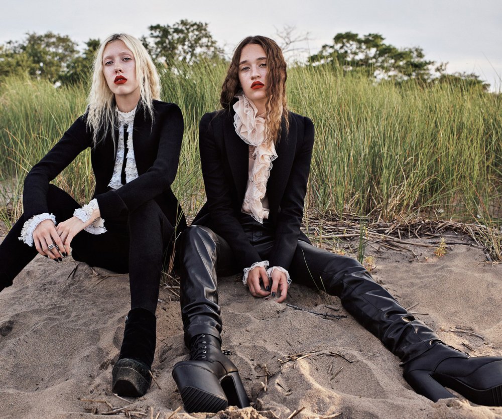 fasheditorial's tweet photo. #Vogue #Japan December 2017 #TygDavison and #ElizabethDavison by #StevenPan #Fashion #Editorials #Models https://t.co/360lRRz9vq https://t.co/hjOKEfrLdv