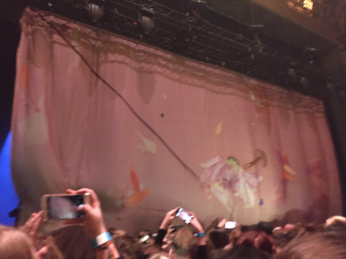 SoloHarryUD's tweet photo. UPDATE || The curtain just dropped so Harry should be on in about 20 minutes!

#HarryStylesLiveonTourLondon2 https://t.co/GAlT8vbu7L