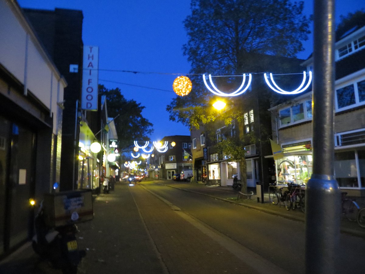 #feestverlichting hangt, en wat is het feestelijk! #havenstraat #vaartweg #hilversum