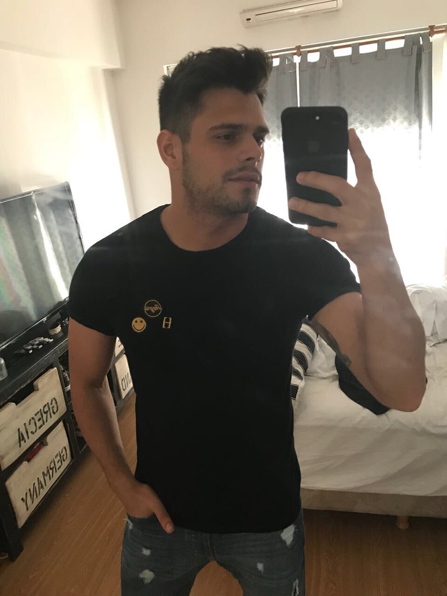 NASHbuenosaires's tweet photo. El genio de @lucasvelascook con nuestra t-Shirt ALEGRIA... conseguila online https://t.co/6lmnW6KP8u https://t.co/4UpADNIgWk