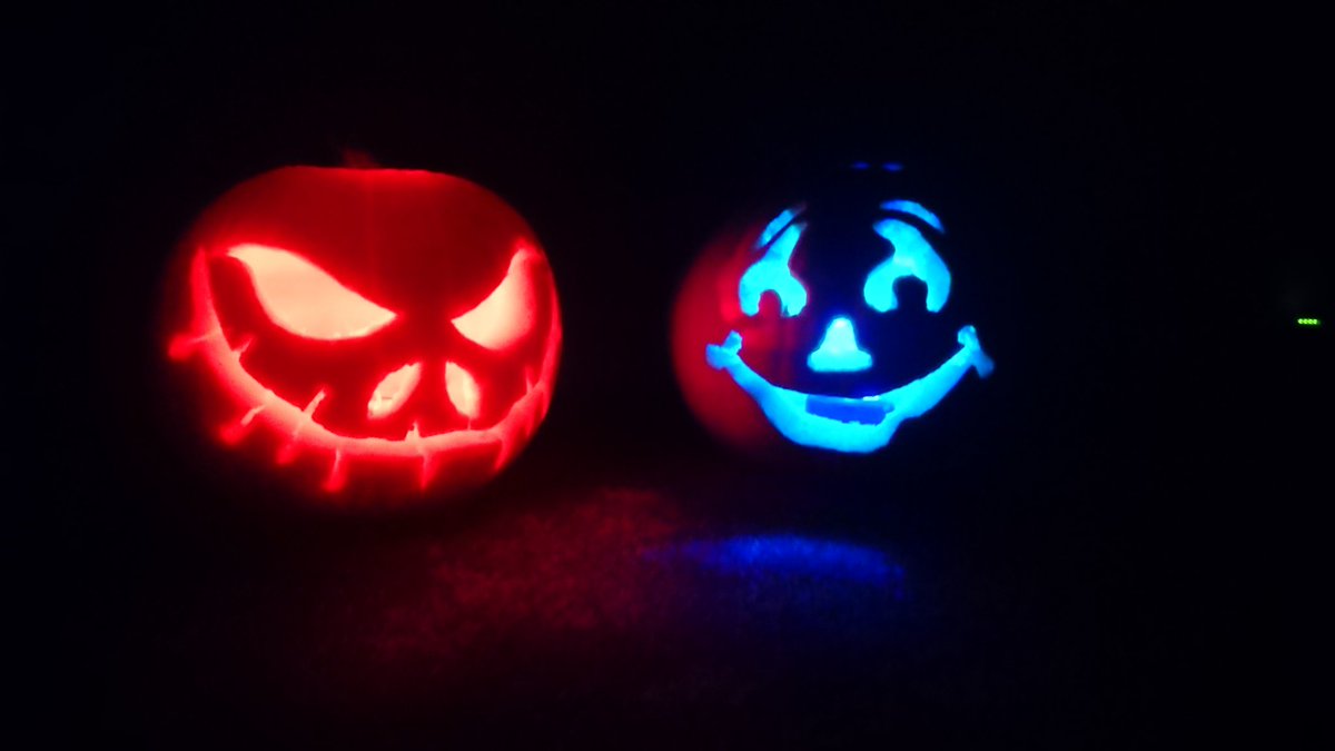 kellibrrtt's tweet photo. #halloween #pumpkins 🎃 #colourchanginglight🕯️ https://t.co/rtnt35Y3BO
