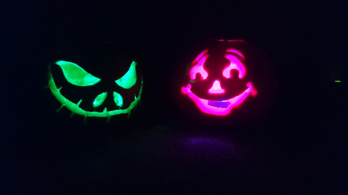 kellibrrtt's tweet photo. #halloween #pumpkins 🎃 #colourchanginglight🕯️ https://t.co/rtnt35Y3BO