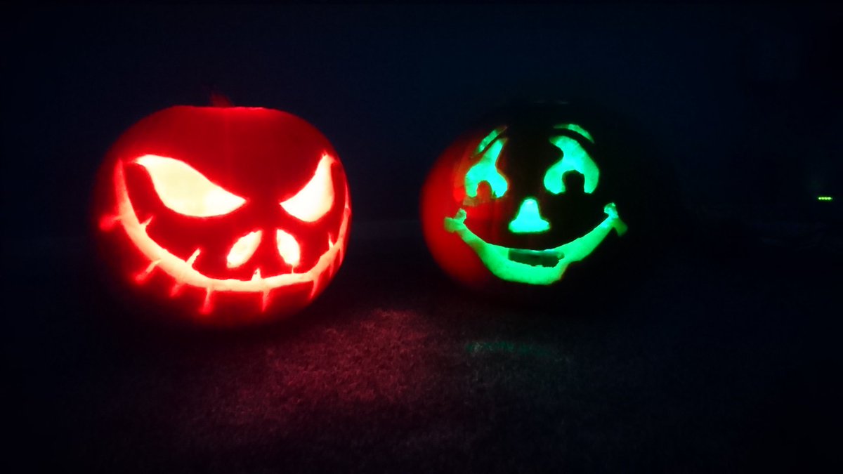 kellibrrtt's tweet photo. #halloween #pumpkins 🎃 #colourchanginglight🕯️ https://t.co/rtnt35Y3BO