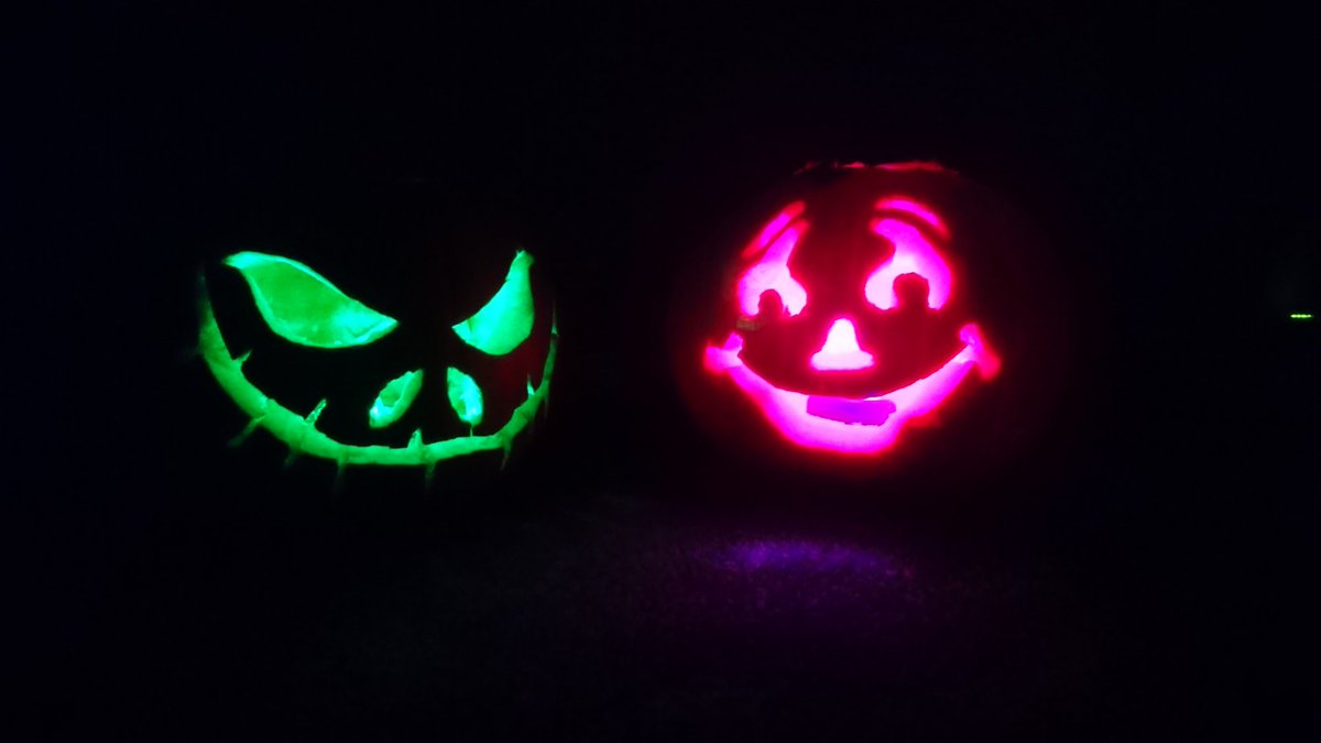 kellibrrtt's tweet photo. #halloween #pumpkins 🎃 #colourchanginglight🕯️ https://t.co/rtnt35Y3BO