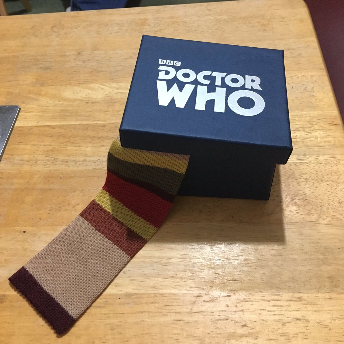 dannog_8's tweet image. Bought a tie recently! #DoctorWho #Lovarzi #4thDoctorScarf #DoctorWhoKnittedTie