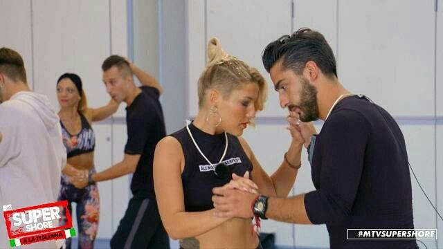 eva_kiwirose's tweet photo. #mtvsupershore3 #mtvfr #shorefrancesa #teameva #naturepeinture 
🤘😉🍍💞 https://t.co/xgtMmw1HHh