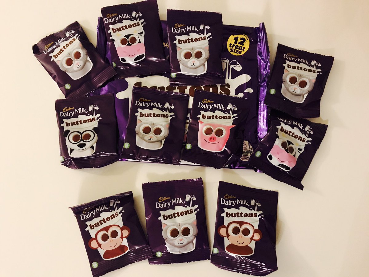 perna_letizia's tweet image. Prepping for Halloween.  Just opened the bag...can you spot the problem? @CadburyUK #justgothad #missingbuttons