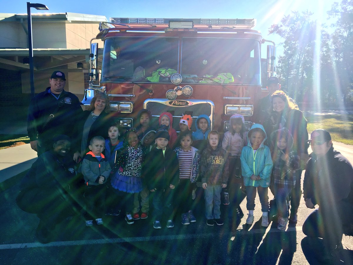 NCFDSC's tweet image. E211 &amp;amp; “Dusty the Dragon” visited Joseph R. Pye Elementary today. 4K students learned #firessafety, #911Education &amp;amp; FFs are our helpers