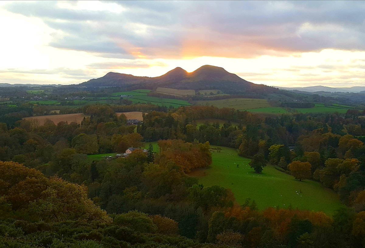 Artizan_Melrose's tweet photo. You can see the Christmas goodies glow from Scott's View @ Artizan #Jewellery #Gifts #Melrose  #ScotBorders https://t.co/mZg5rBpNsG