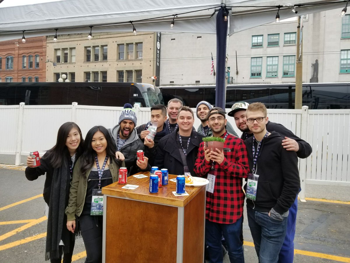 MrHowardYu's tweet photo. NFL game with Bell team! @SY_Roadtrip @Vee_RM https://t.co/BnxZv3PZgV
