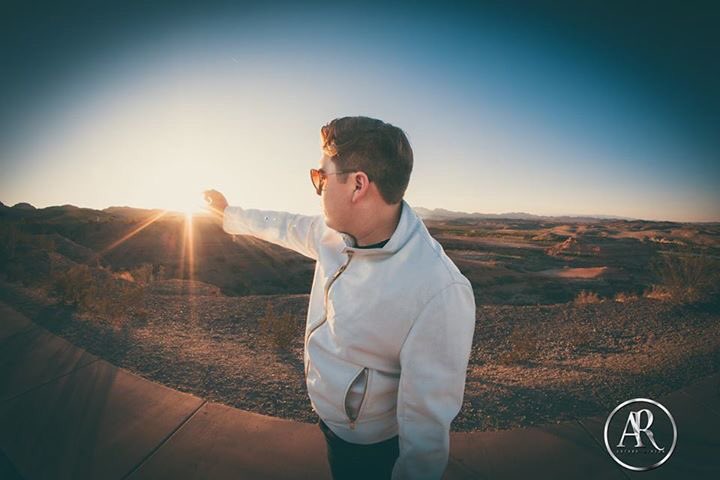 "El Sol se asoma siempre humildemente, pero, luego, brilla en todo su esplendor"

#ArturoRinconMX #Musica #Cantante #Grupero #Matamoros