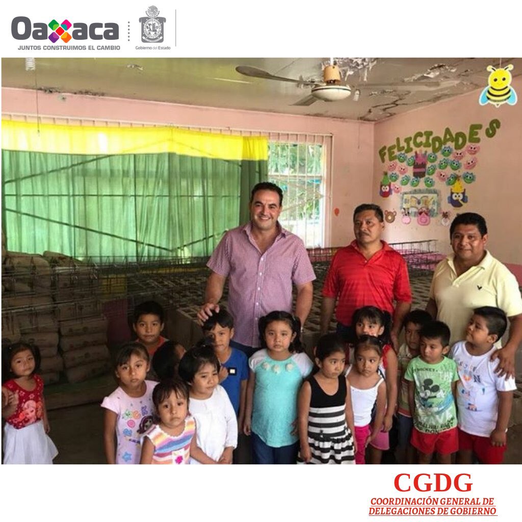 CRG_CuencaP's tweet photo. Por órdenes del Gob @alejandromurat entregamos material para aulas provisionales en #SantaUrsula y material para rehabilitación del camino https://t.co/TYS8kCTmPX