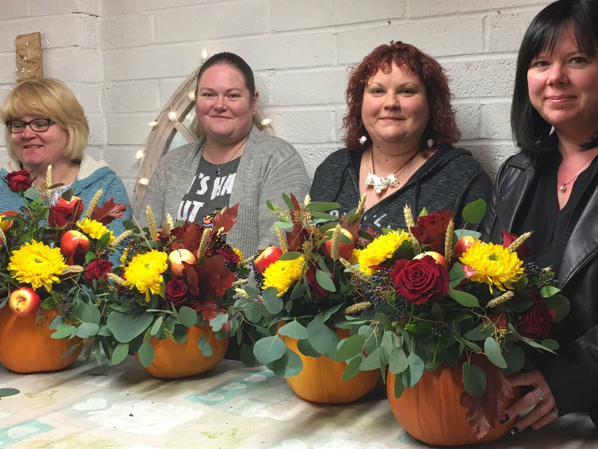 Was on radio today at @HeartFM
Didn’t they do well? #flowerworkshop #halloweenflowers <a href="/tobyanstis/">Toby Anstis</a>