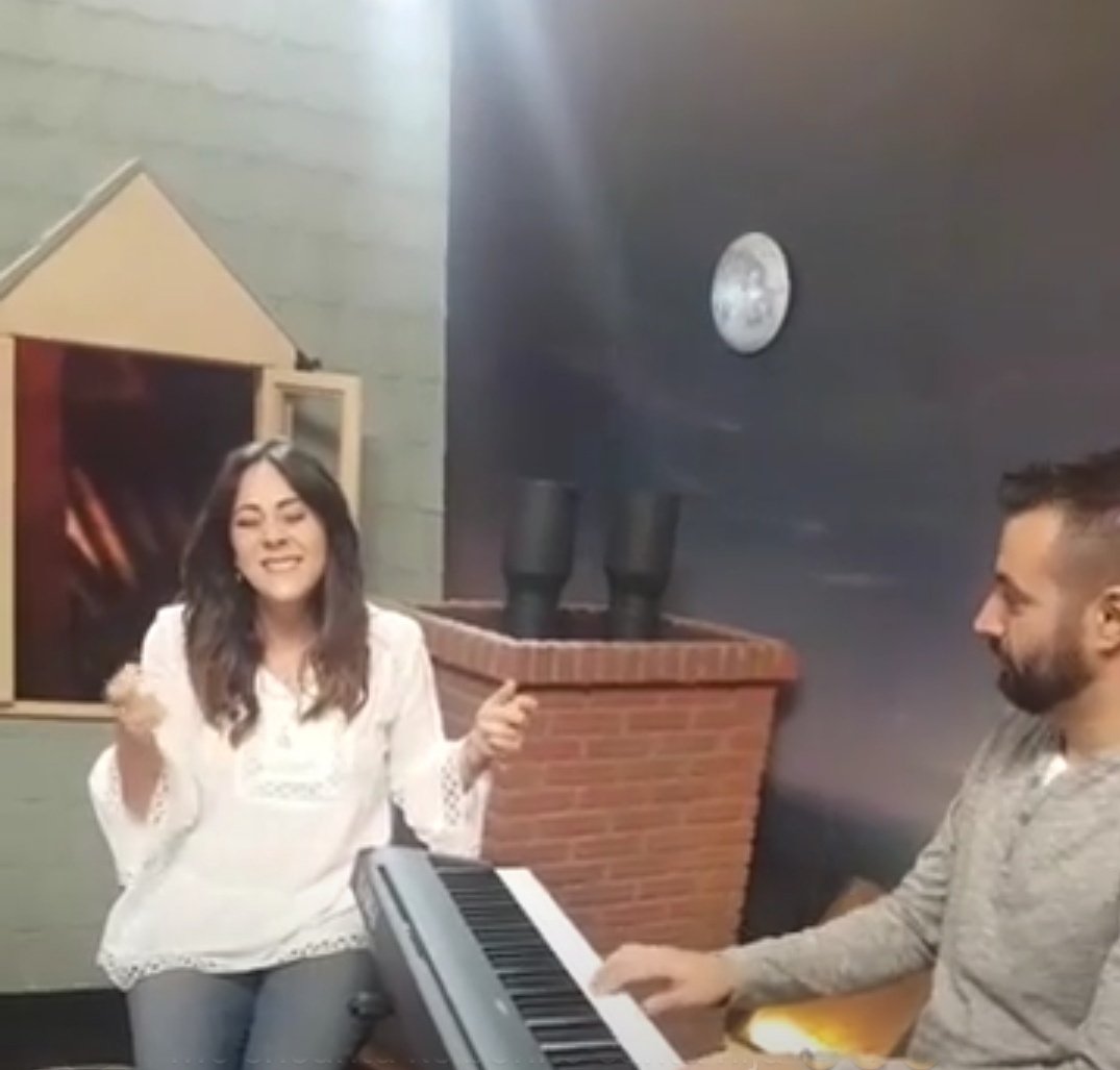 SoySaraJimenez_'s tweet photo. DIRECTO!!📲
Grabando nuevo Video!! 🎙🎹🎶🎬📽
Y cantando " #EnFin "
en DIRECTO con #ManuContreras y @juanlugalan 🎶🎙🤗❤🙆 https://t.co/SrPeLgkntE https://t.co/sMePCAksic