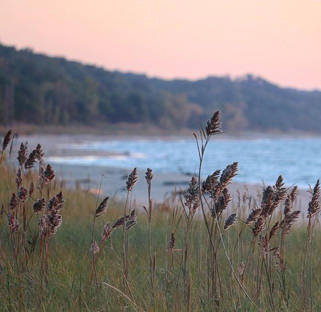 MIBeachtowns's tweet photo. You can take a sunset stroll along #LakeMichigan all year long! Just not always barefoot ;) https://t.co/gb4SIsCTYW 📸: @jeriraycraft via IG https://t.co/l3EIu5Nmu7