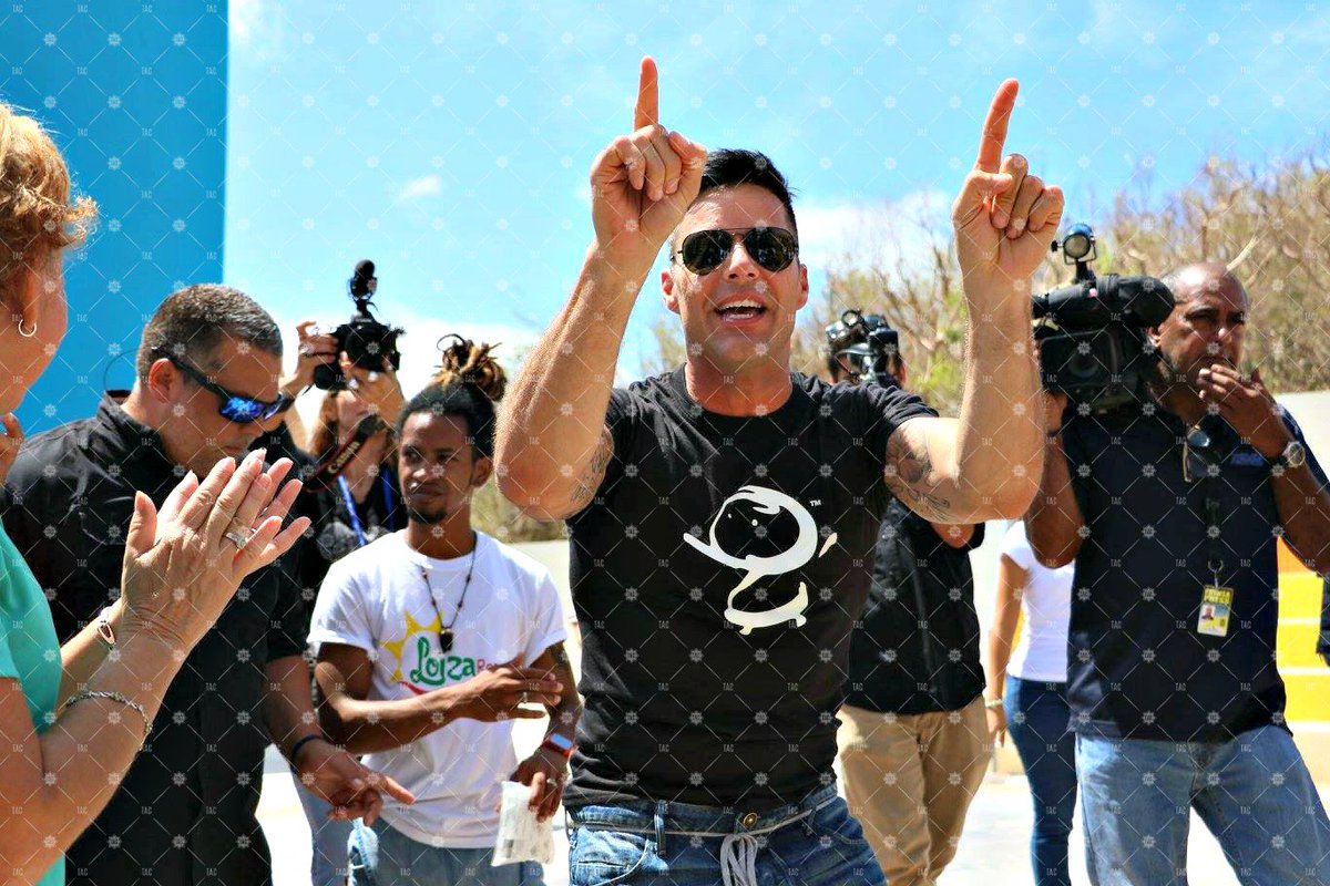 EFonalledas's tweet photo. #StarbucksPR se unió a @ricky_martin para apoyar con agua y café en el Centro Tau de Loiza. ¡Cuentas con nosotros! https://t.co/oS2wVJn2n7