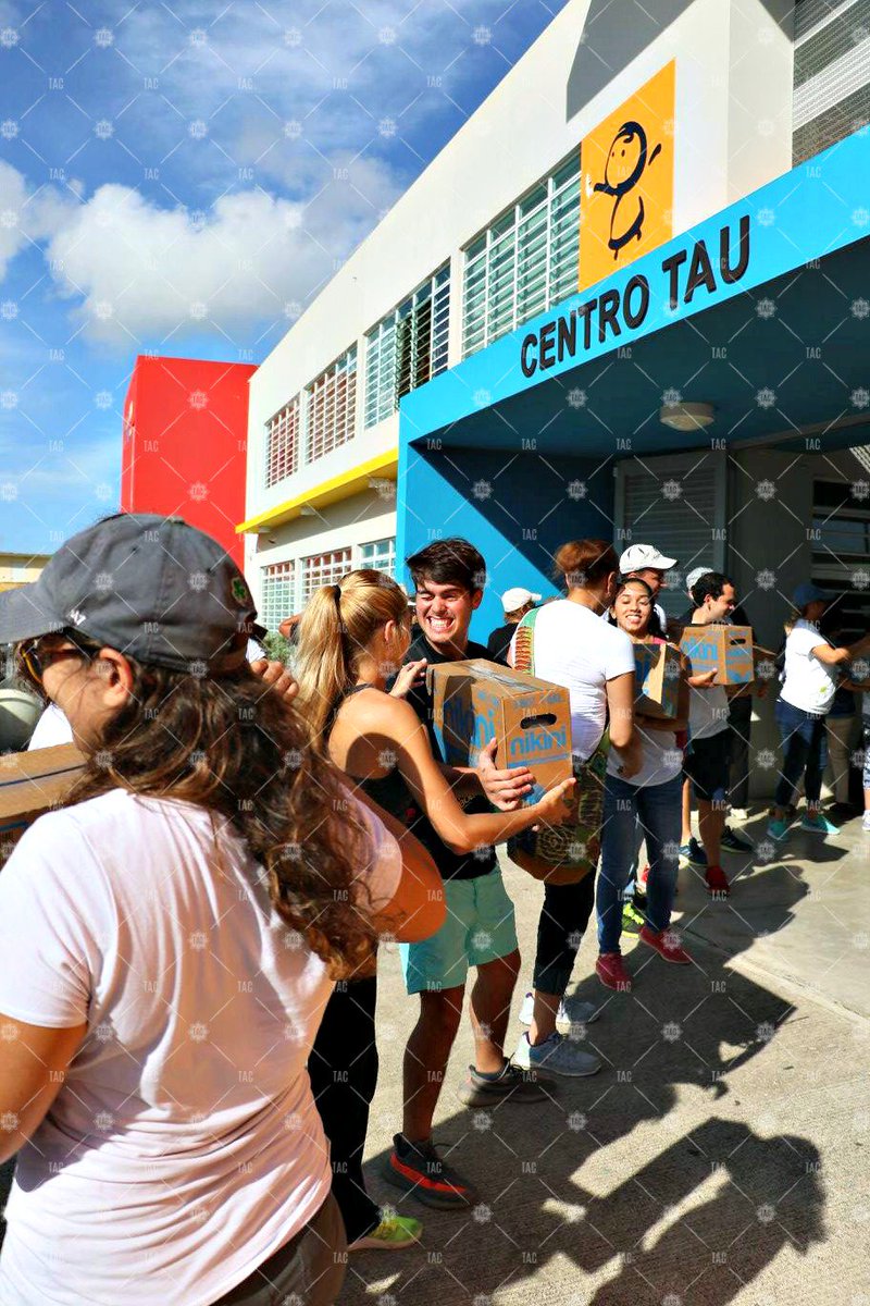 EFonalledas's tweet photo. #StarbucksPR se unió a @ricky_martin para apoyar con agua y café en el Centro Tau de Loiza. ¡Cuentas con nosotros! https://t.co/oS2wVJn2n7