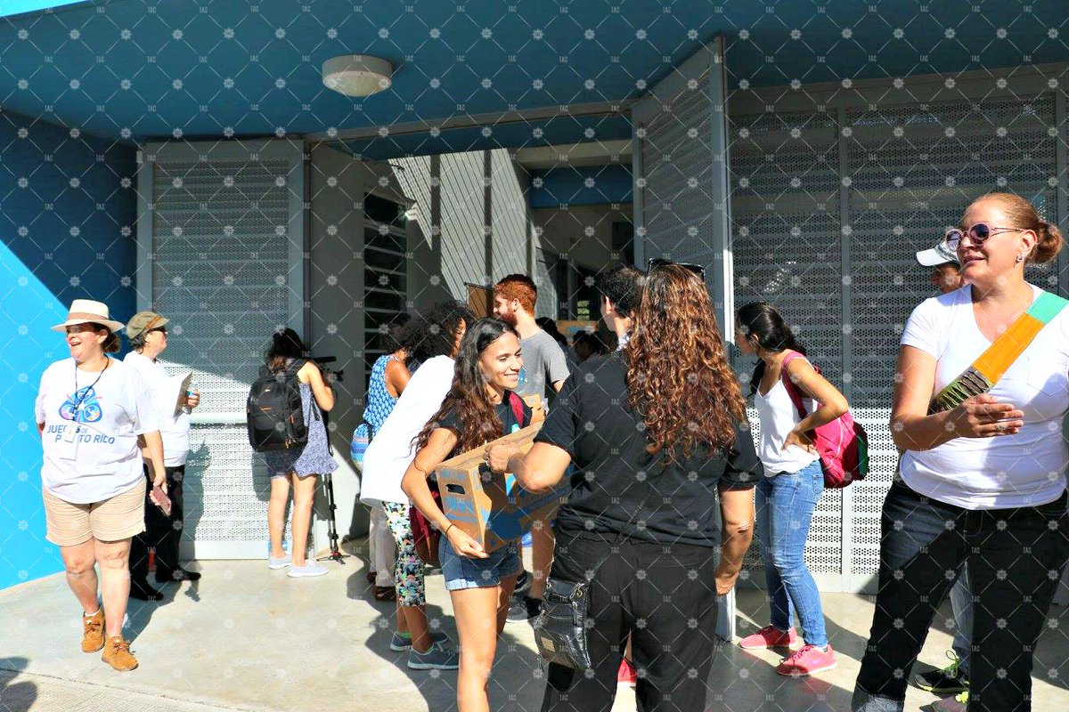 EFonalledas's tweet photo. #StarbucksPR se unió a @ricky_martin para apoyar con agua y café en el Centro Tau de Loiza. ¡Cuentas con nosotros! https://t.co/oS2wVJn2n7