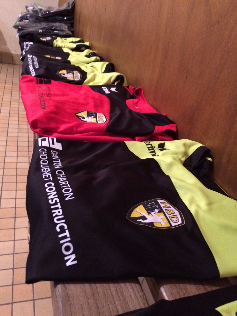 HBDomfront's tweet photo. Défaite en coupe contre Argentan 25-35 mais les nouveaux maillots sont là ! 😁merci https://t.co/2lYc2TXY4f #domfront61 https://t.co/rYoFh75o8N