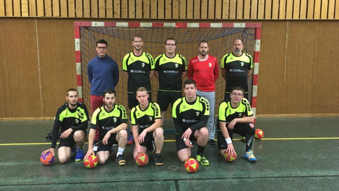 HBDomfront's tweet photo. Défaite en coupe contre Argentan 25-35 mais les nouveaux maillots sont là ! 😁merci https://t.co/2lYc2TXY4f #domfront61 https://t.co/rYoFh75o8N