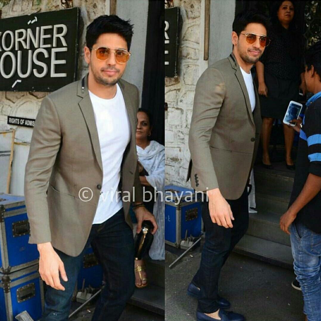 aslisidkat's tweet photo. New pic my hero @S1dharthM @sonakshisinha @iamsrk @karanjohar soo excited for ittefaq 
#IttefaqThisFriday #Ittefaq #IttefaqPressConference https://t.co/scjOujaA1p