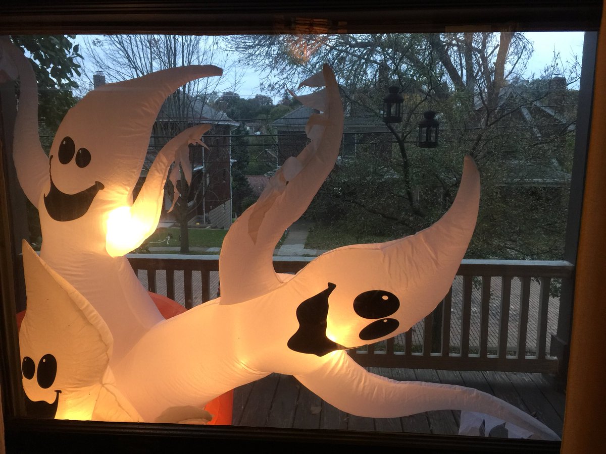 AmberLibrary23's tweet photo. If you are cold, they are cold. Bring your ghosts inside tonight #TheThinVeil https://t.co/PNHk7lTkxD