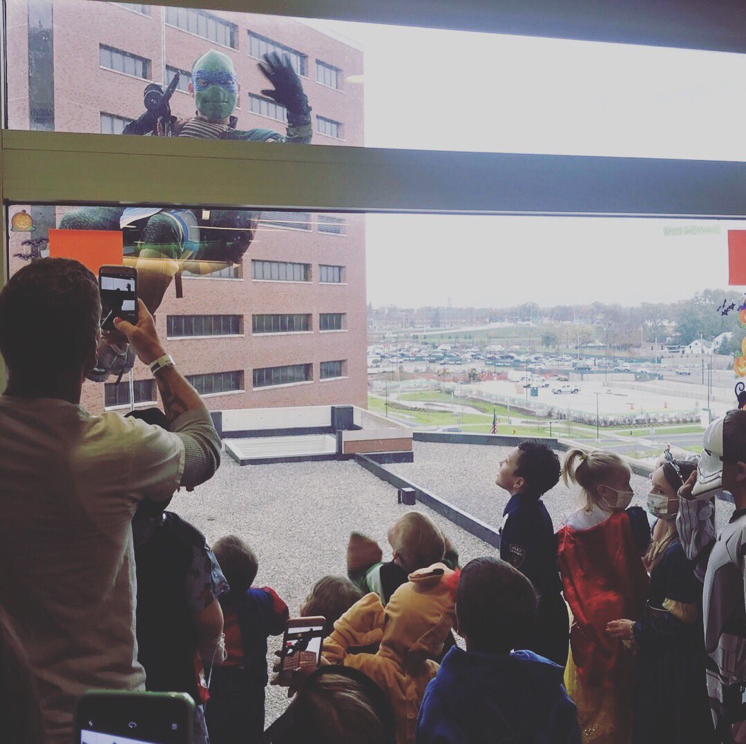Toledo_PD's tweet image. #toledopoliceswat, in costume, rappel Toledo Children's Hospital then visit inside. These kids are inspiring. #HappyHalloween2017