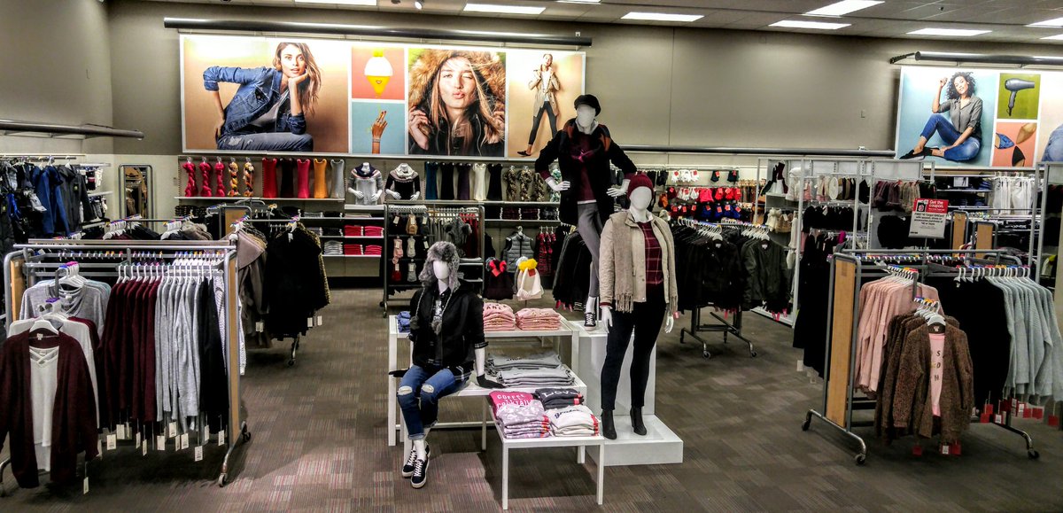 abarbet64's tweet photo. #VMLstyle STYLE WORKS WITH STANDARDS IN RTW SEASONAL! https://t.co/6ycJUaAK9k