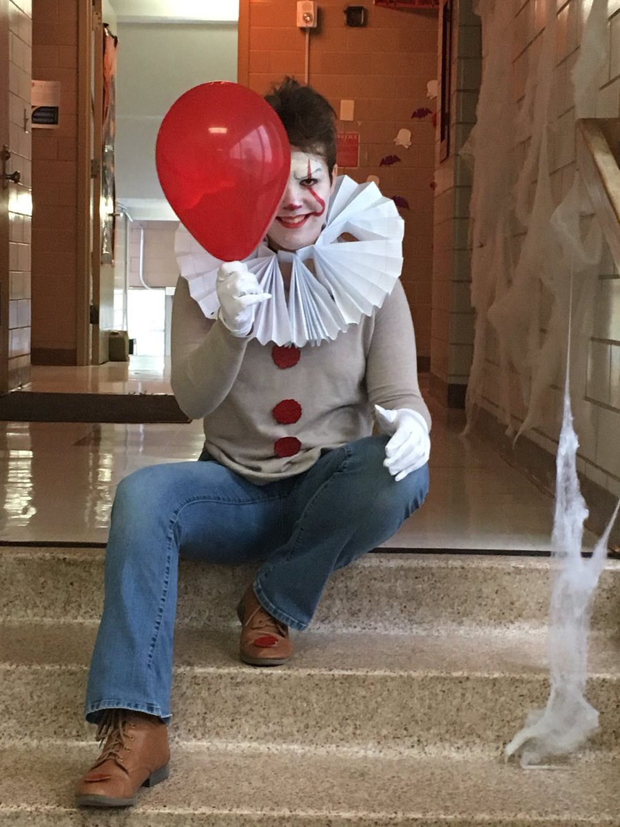 erose_solinger's tweet photo. Had way too much fun freaking people out today. @StephenKing’s Pennywise based on @Pink_Stylist’s makeup. You beauts make Halloween great🤡🎈😊 https://t.co/jjRpAFsgMF