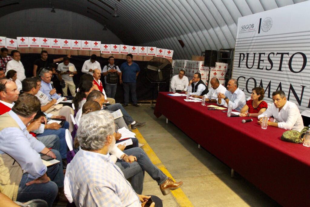 Rosario_Robles_'s tweet photo. En #Ixtepec encabecé con @alejandromurat y @ppcalzada reunión de evaluación sobre avances en entrega de tarjetas y demolición #FuerzaMéxico https://t.co/bsh7XCgWBC