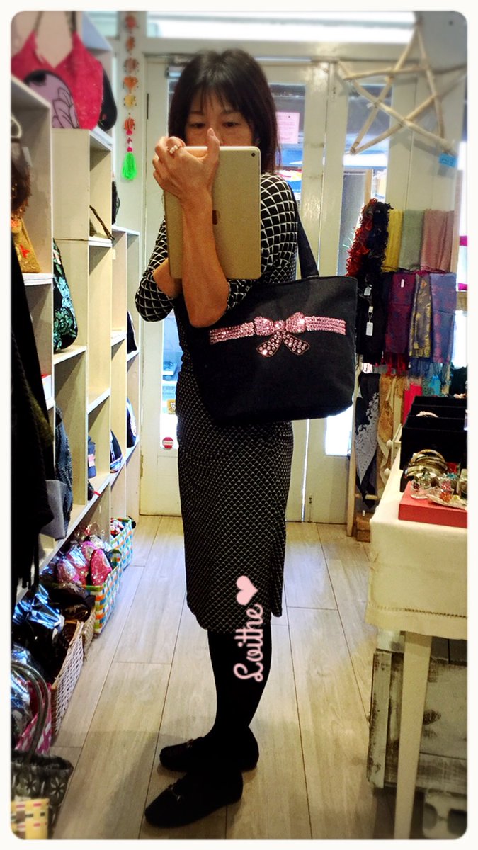 さてさて、西新最後の投稿は、リボンちゃんでいきましょ〜可愛いわ〜💕 税込¥3300小さめサイズも。

最後のご挨拶は、今日が終わってからね〜

This is the last post from Nishijin. Very cute sequined bow tote bag