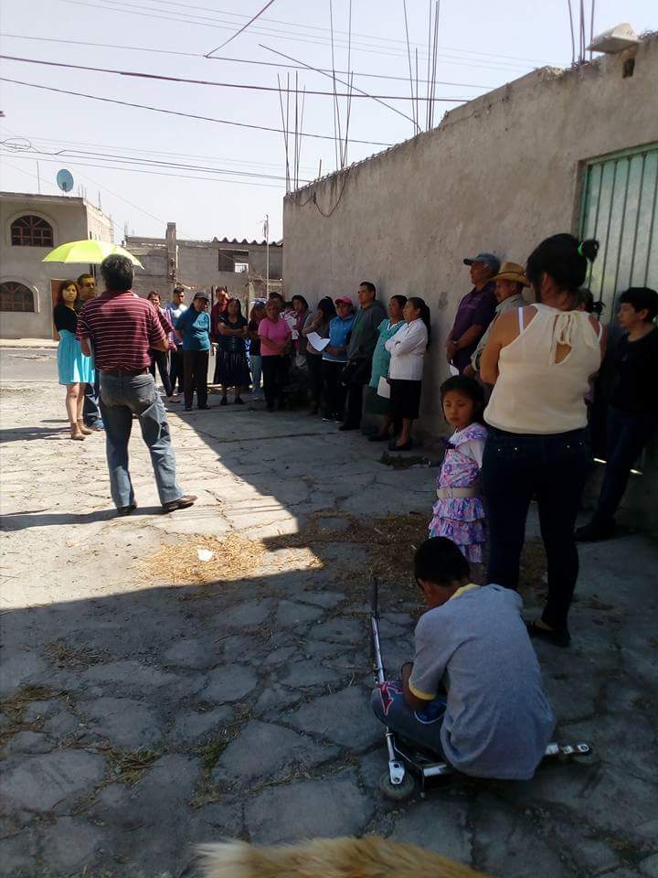 Felipe_OrtizHer's tweet photo. Dando información en #Ixtapluca a cerca de las tarifas altas de #CFE borrón y cuenta nueva,no dejes que cambien tu medidor nada debes https://t.co/0rMgj83arU