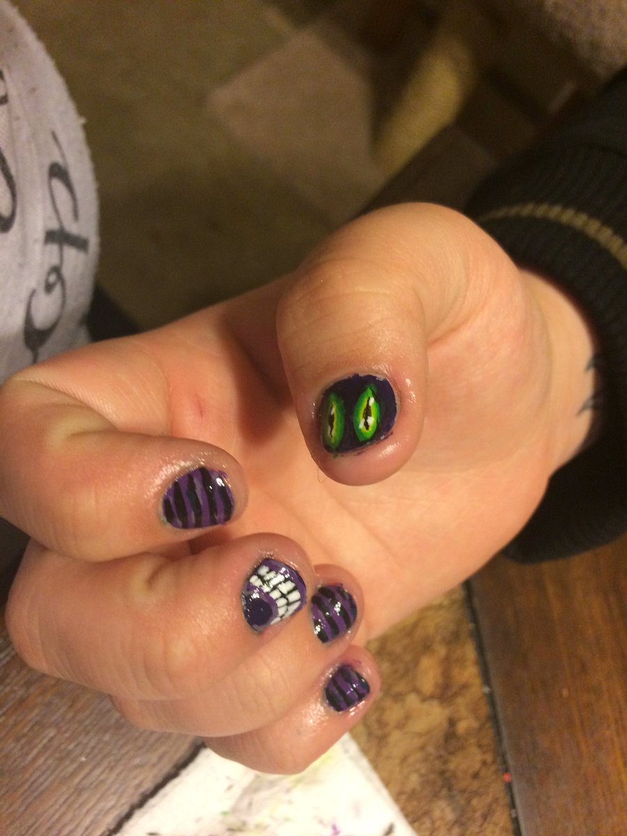 panicamanda4's tweet image. Did my friends Cheshire inspired nails for Halloween. Using only #citadel paints of course.