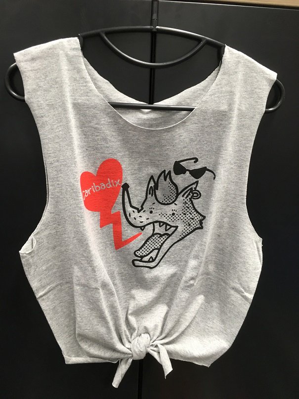 モーニング娘 Feat カリバディクス 好評発売中の Caribadix Tシャツを大胆アレンジ 思い切ってタンクトップスタイルに 裾部分も結びやすい形にカットしました Tシャツの購入はコチラから T Co I132e62mop Caribadix グッズアレンジ