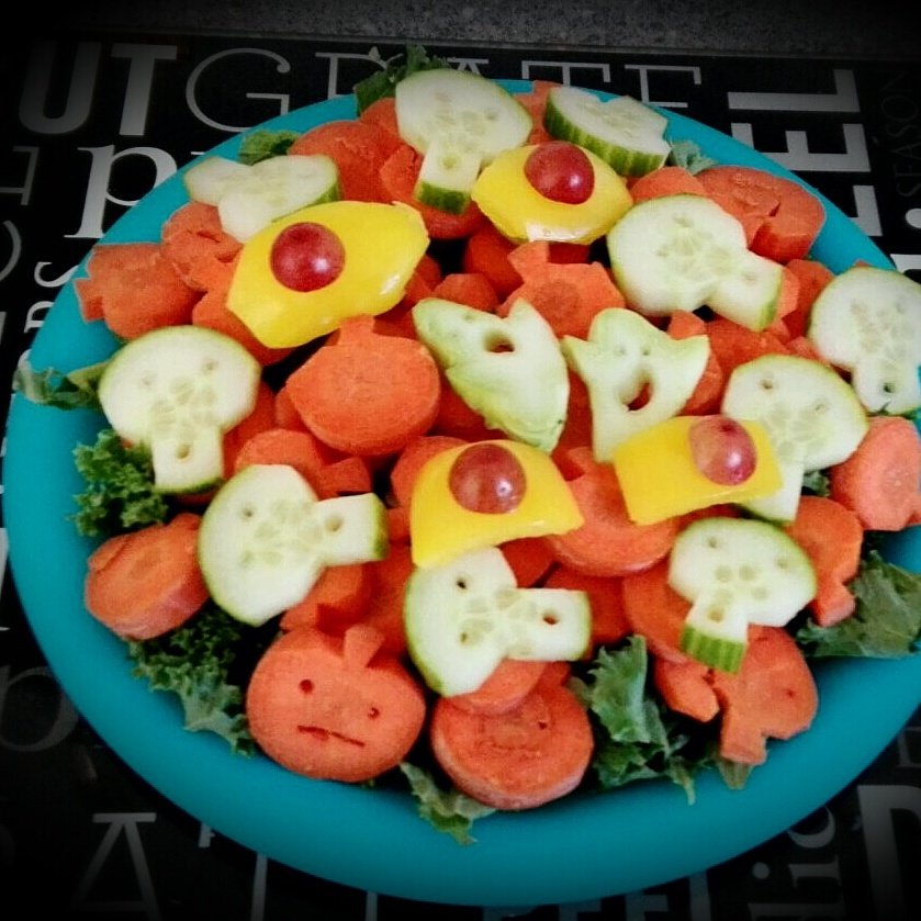 potatopigs18's tweet photo. Pig Halloween Feast:
Pumpkin carrots, Skull cucumber, Ghost broccoli and Bell pepper eyes. 🎃💀👻👀 https://t.co/1pOaqLmaxY