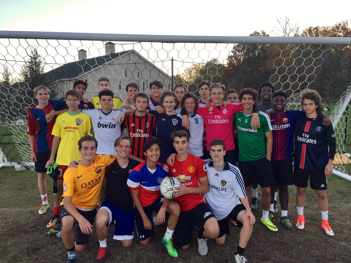HellemRJ's tweet photo. GCS Boys Varsity Soccer Had jersey day at practice. Still on a mission! @GCS_Dragons @BKBSunSports https://t.co/qndqDnaveD