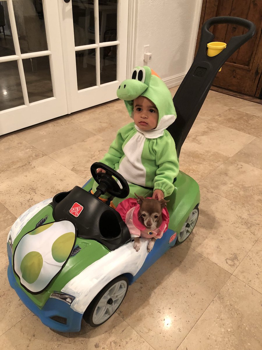 sydneyleroux's tweet photo. About to tear up Rainbow road with the fam. #mariokart https://t.co/nnWr3lq7vn