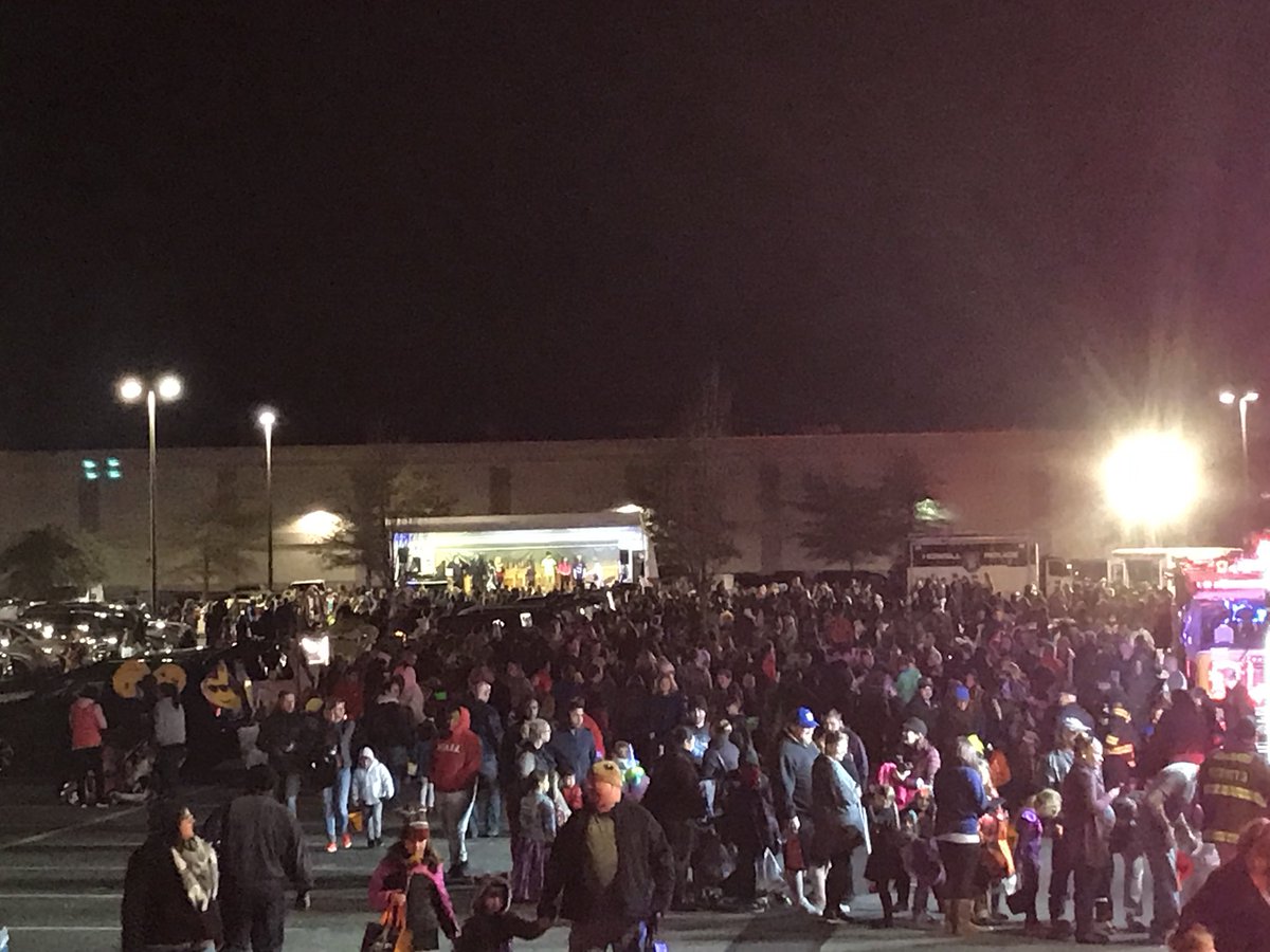 #TrunkorTreat2017 <a href="/Traci_Brennan/">Traci Cuthbertson</a> <a href="/S2Roche/">Stefanie Roche</a>