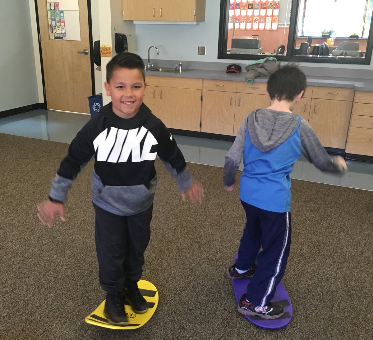 Mrs_Hansmann's tweet photo. 2nd grade is loving the new equipment. Thank you Hiteon PTC! https://t.co/3KMYnh1GYd