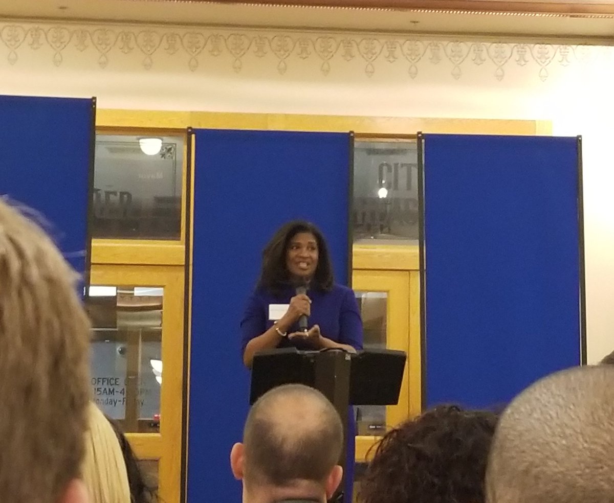 SakuriF's tweet photo. @LISC_Milwaukee ED Donsia Strong Hill addressing ACRE alumni at the ACRE Alumni event at City Hall https://t.co/dTU47nfh7q